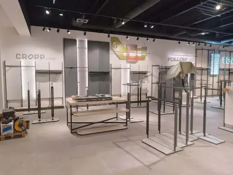 Cropp — unutrašnjost trgovine s izložbenim elementima