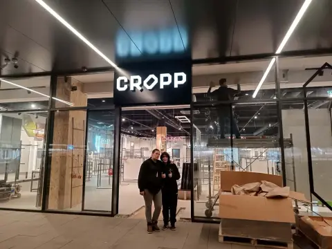 Cropp — dvoje članova tima ispred trgovine Cropp