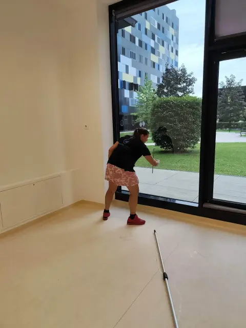 Dječji rtić — čišćenje velike staklene površine s unutarnje strane