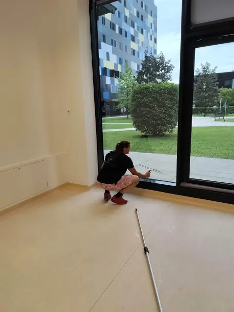 Dječji rtić — rad na velikoj staklenoj stijeni iz interijera