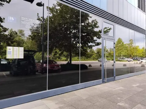 Dječji rtić — kut staklene fasade objekta