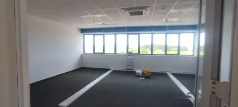 GLS — uredski prostor s označenim prolazima na tepihu
