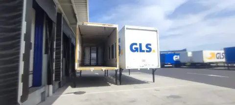 GLS — utovarna rampa s GLS kamionom