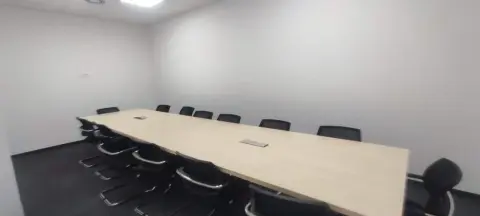 GLS — sala za sastanke s dugim stolom i stolicama