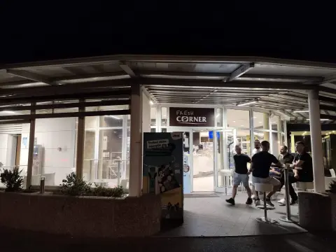 INA — ulaz u trgovinu benzinske postaje noću