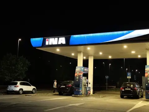 INA — INA benzinska postaja snimljena noću