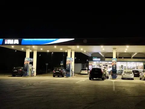 INA — vanjski dio INA benzinske postaje noću
