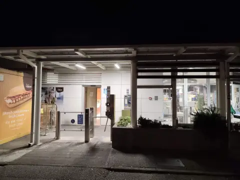 INA — pročelje trgovine na benzinskoj postaji noću