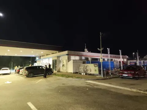 INA — prilaz INA benzinskoj postaji noću
