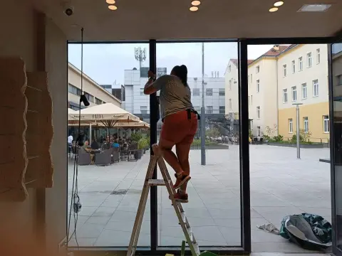 Razni objekti — čišćenje velikog staklenog izloga
