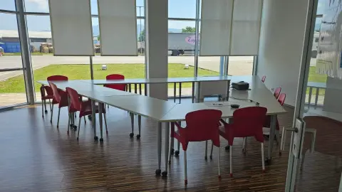 Transeuro Adria — prostor sa stolovima i stolicama