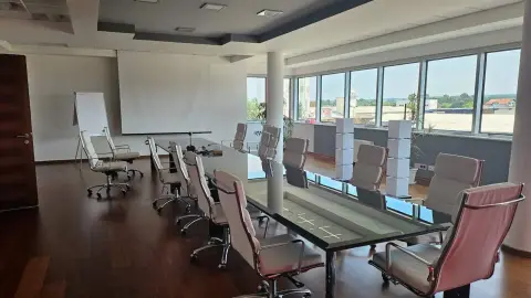Transeuro Adria — konferencijska dvorana s dugim stolom