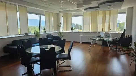 Transeuro Adria — uredski prostor sa stolovima i sjedećim mjestima