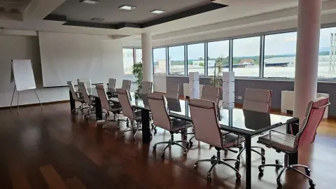 Transeuro Adria — konferencijska dvorana sa stolom i stolicama