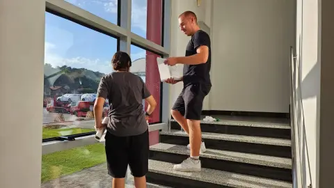 Transeuro Adria — dvoje članova tima čisti veliki prozor