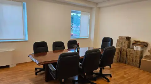 Transeuro Adria — sala za sastanke sa stolicama i kutijama