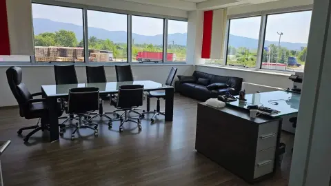 Transeuro Adria — uredski prostor s radnim stolovima