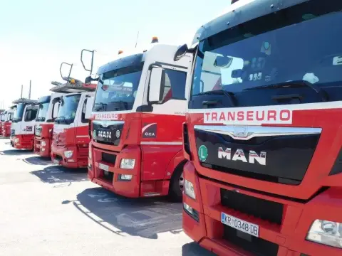 Transeuro Adria — parkirana flota crvenih kamiona