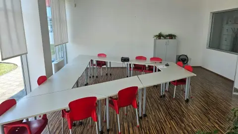 Transeuro Adria — stolovi i stolice u zajedničkom prostoru