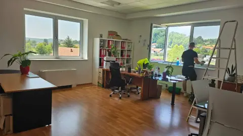 Transeuro Adria — ured sa stolom i prozorom